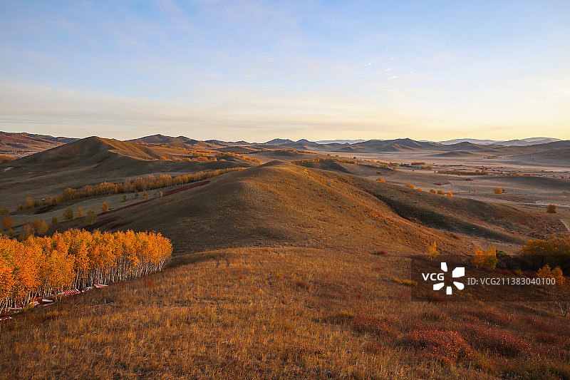 秋日清晨的草原风光图片素材
