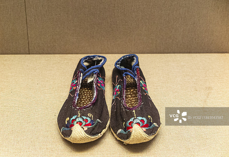 贵州民族博物馆馆藏各民族各式绣花鞋图片素材