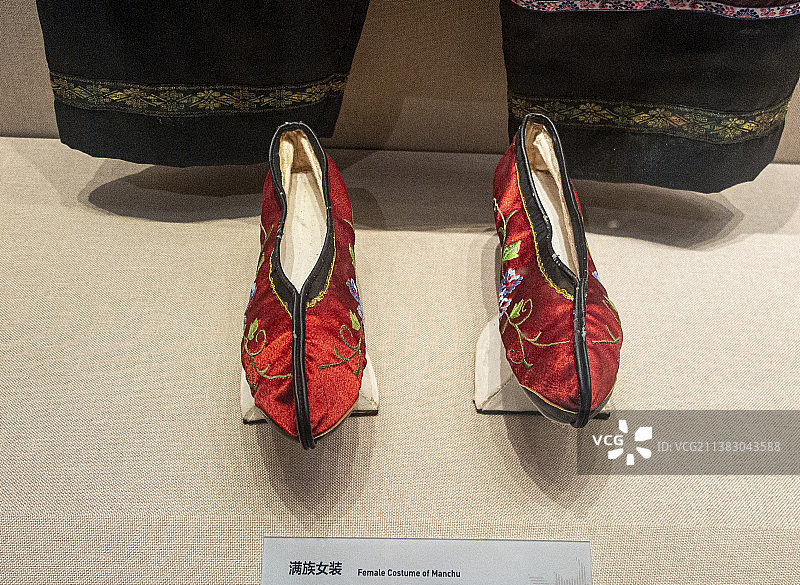 贵州民族博物馆馆藏各民族各式绣花鞋图片素材