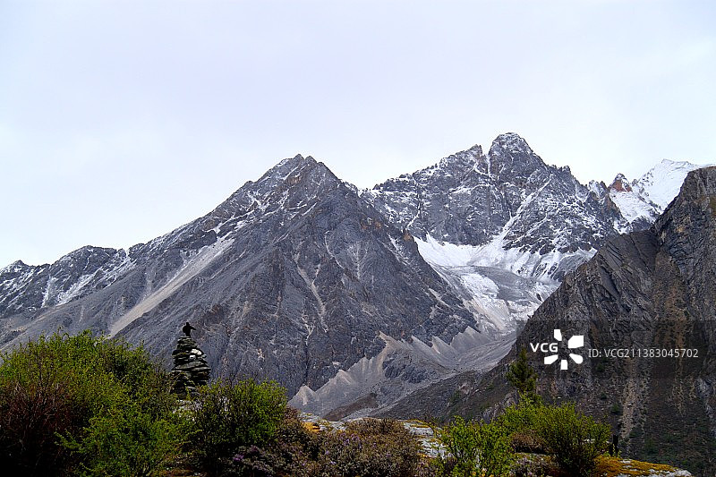 洛绒牛场，雪山下的高原牧场（High pasture under snowy mountains）图片素材