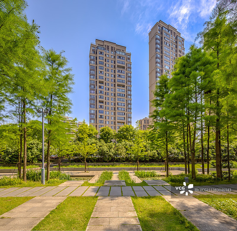 晴空蓝天白云下永宁江边绿树成荫的休闲公园图片素材