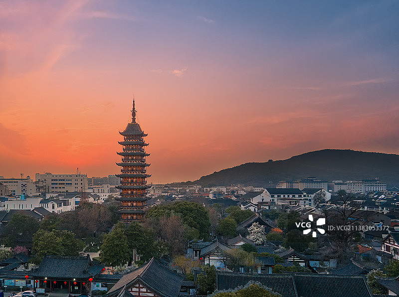 方塔掩映夕阳红图片素材