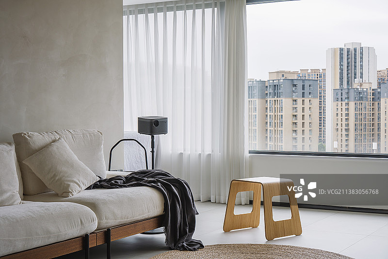 客厅沙发和阳台极简装修风光图片素材