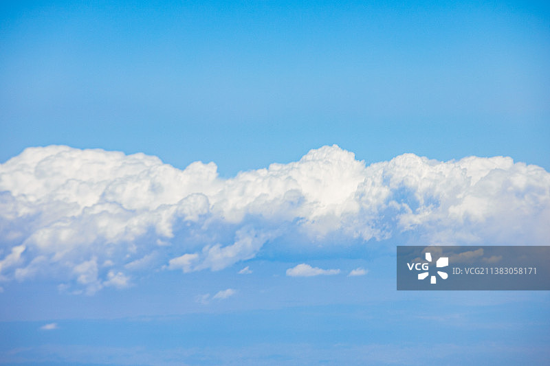 青海省-云海上眺望雪峰图片素材