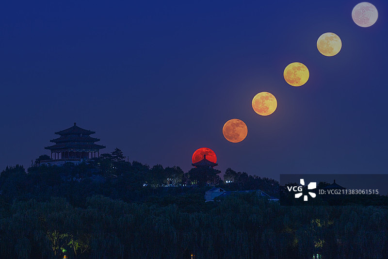 北京景山辑芳亭悬上大圆月图片素材