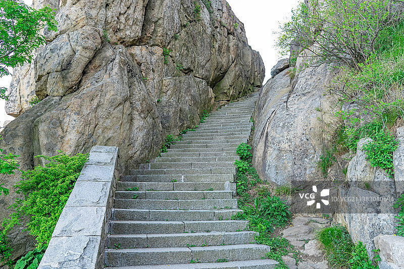 中国非都市风光拍摄主题，山东省泰安市国内著名景点泰山风景区，陡峭的台阶楼梯，户外白昼无人图像摄影图片素材