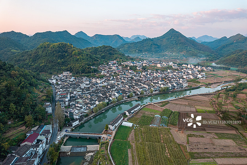 安徽省宣城市绩溪县太极湖村傍晚时间的俯瞰全景图片素材