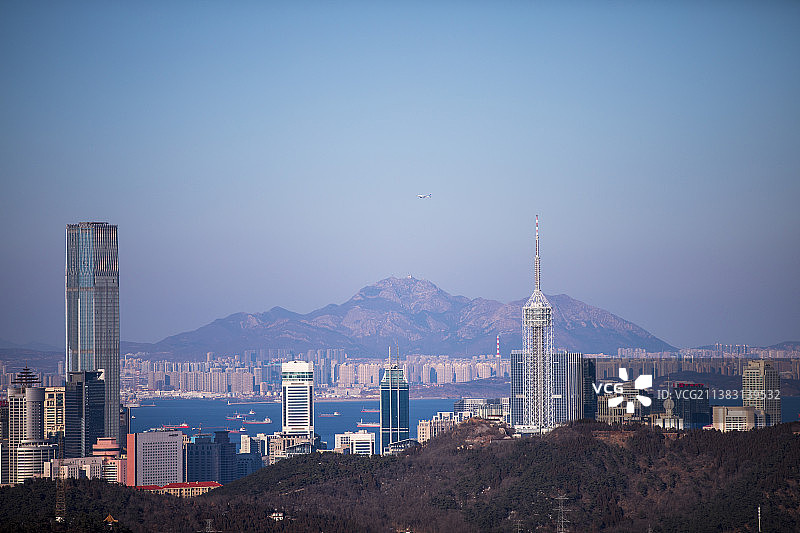 远眺大黑山海城市间图片素材