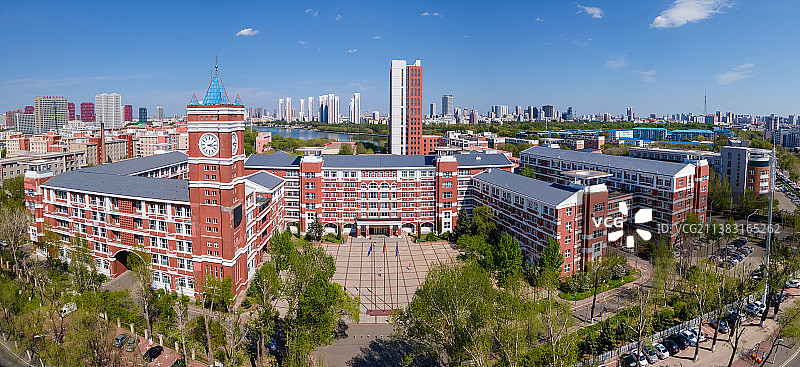 齐齐哈尔大学中区鸟瞰，航拍大学校园图片素材