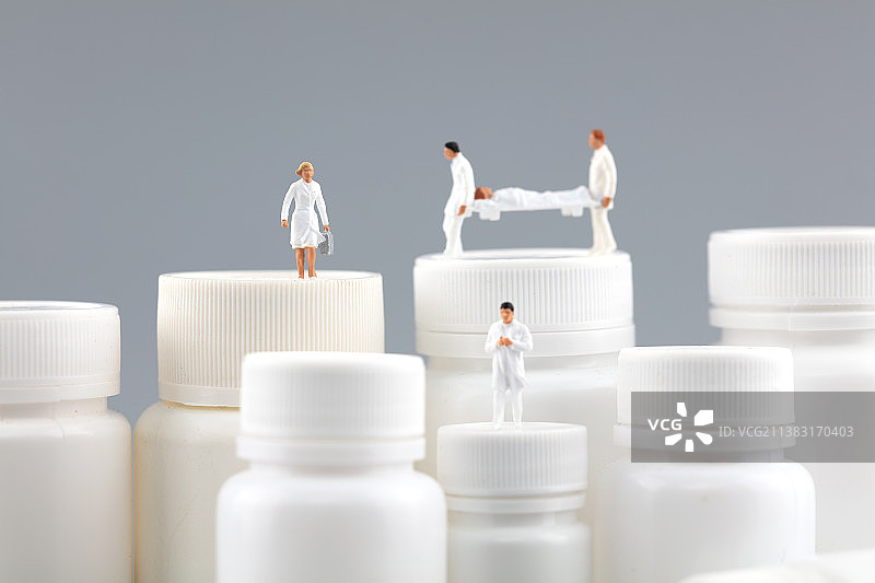 微缩创意药瓶医生医疗行业图片素材