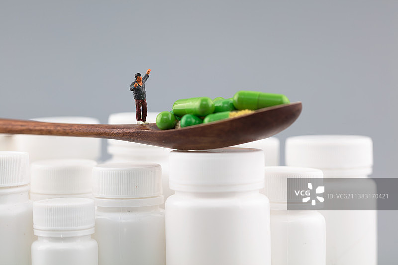 微缩创意被药品限制的人们图片素材