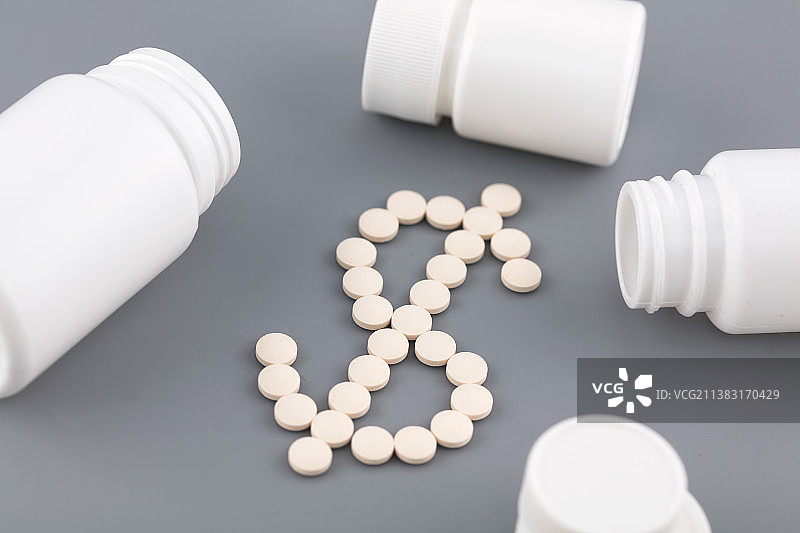 药片组成的美元货币符号和药瓶图片素材