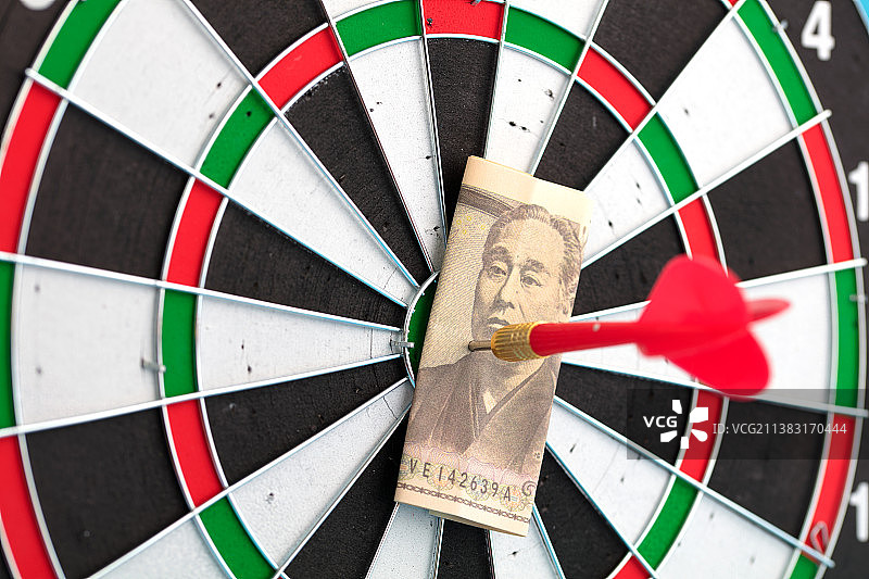 靶盘上的飞镖命中美元钞票图片素材