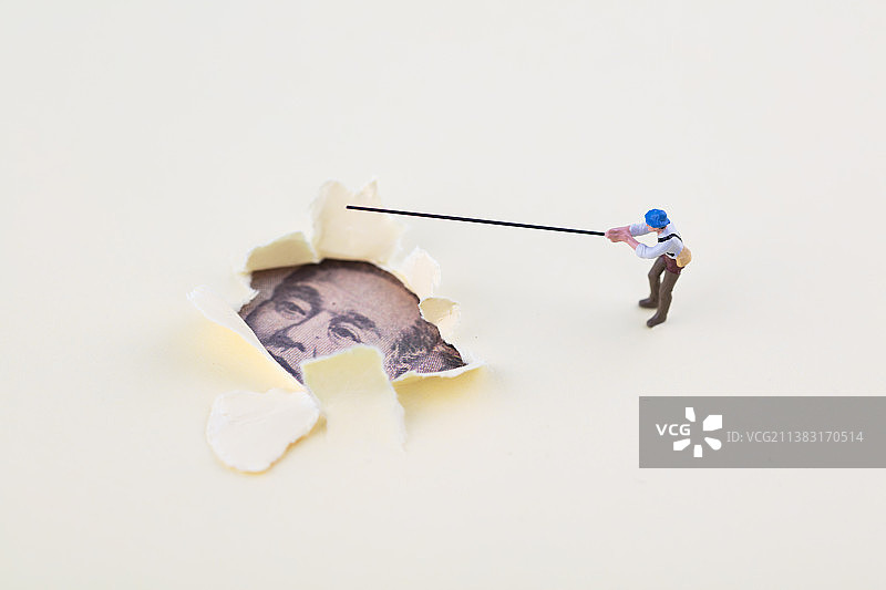 微缩创意垂钓者钓裂缝里的日元钞票图片素材
