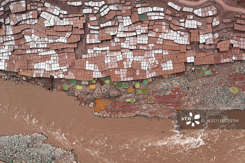 中国西藏芒康传统制盐工艺盐井图片素材