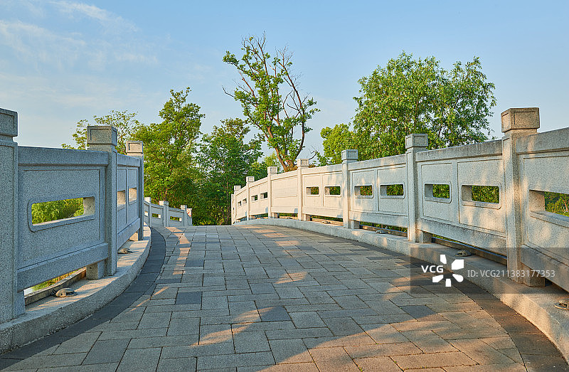 公园里无人的桥面图片素材