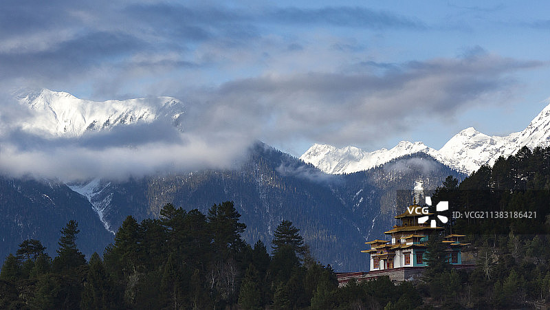 雪山下的豪宅图片素材