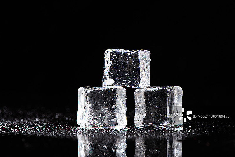 黑色背景上的立方冰块图片素材
