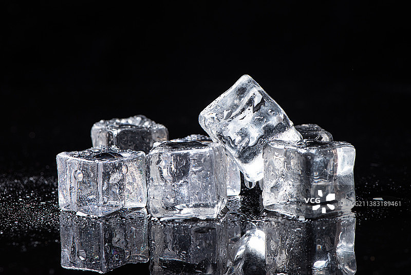 黑色背景上的立方冰块图片素材