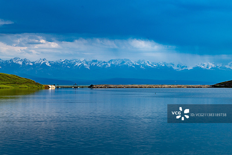 中国新疆巴音郭楞和静县巴音布鲁克草原天鹅湖图片素材