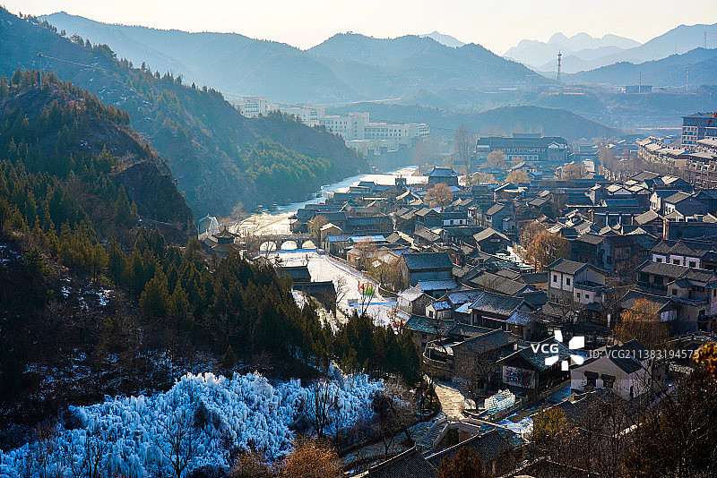 高角度俯瞰城市景观和群山丨古北水镇图片素材