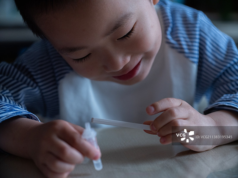 小朋友 儿童 新冠病毒 抗原检测图片素材