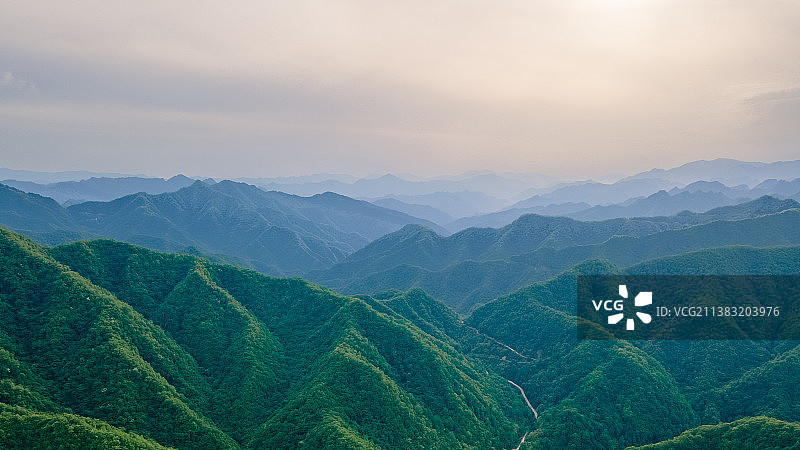 航拍郊外的山脉自然风光图片素材