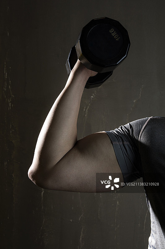 男性展示肱二头肌特写图片素材