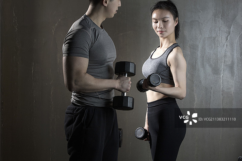 健身房训练的年轻男女图片素材