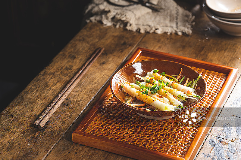 青葱春卷 面皮 青笋 胡萝卜 糖醋味 复古风 乡村风 创新菜品图片素材