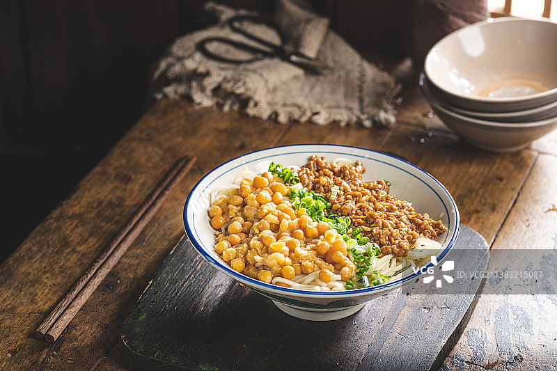 豌杂面 豌豆杂酱面 新鲜现做 经典美食 老少皆宜 复古风 乡村风图片素材