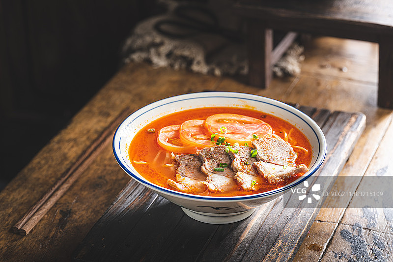 番茄牛肉面 新鲜牛肉 新鲜现做 复古风 乡村风图片素材