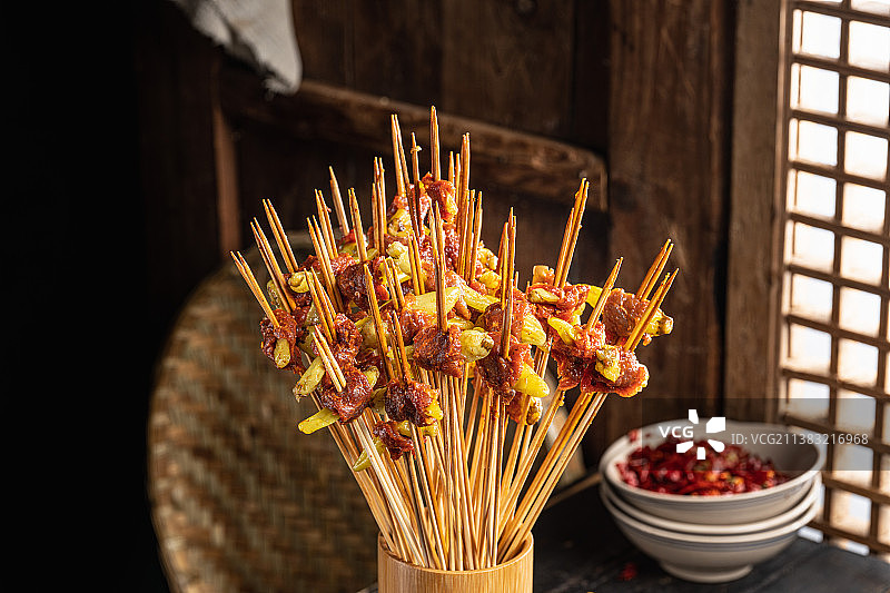 新鲜黄辣丁 五香牛肉 香菜牛肉 泡椒牛肉 火箭鱿鱼 红糖糍粑 现炸酥肉 夜宵酒水 串串合集 麻辣粉条图片素材