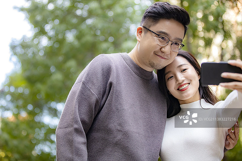 用手机自拍的年轻情侣图片素材