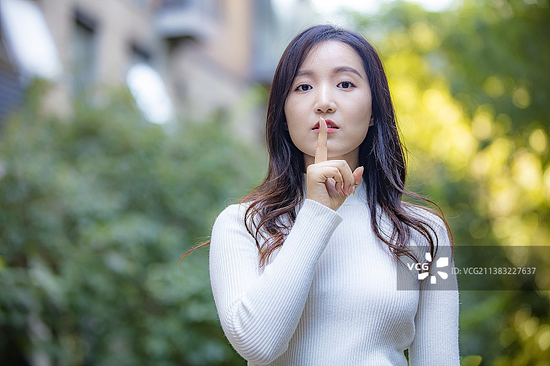 轻声示意的年轻女性图片素材