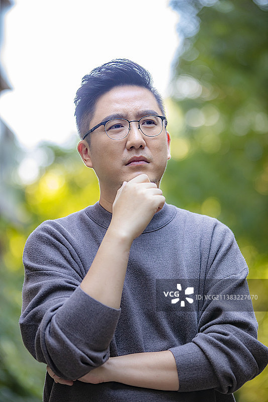 思考问题的年轻男士图片素材