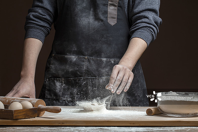 厨师给面团加入小麦面粉图片素材