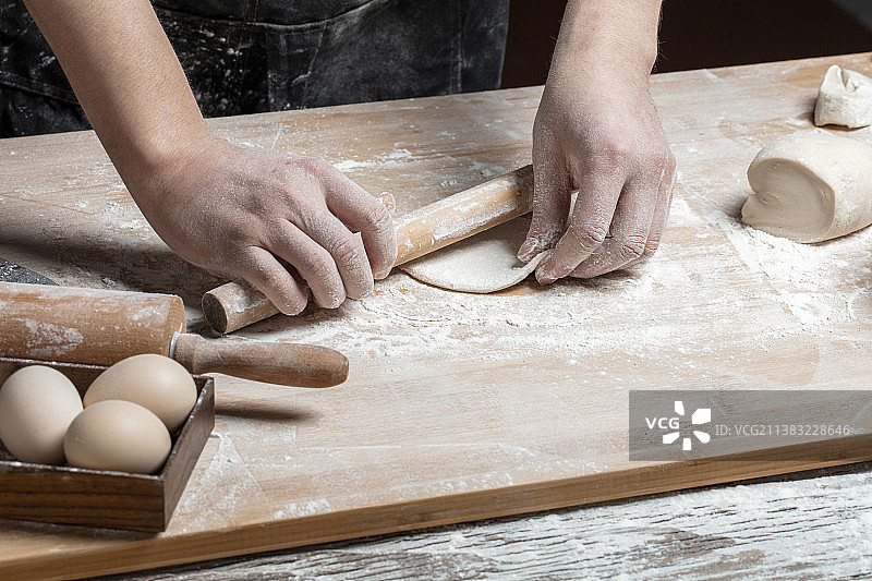 厨师擀饺子皮图片素材