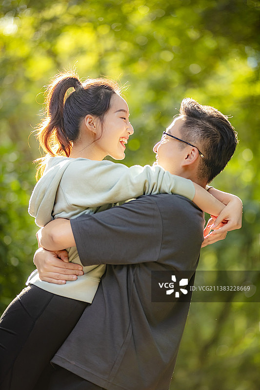 开心拥抱的年轻情侣图片素材