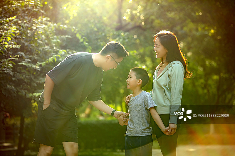 快乐的一家三口图片素材