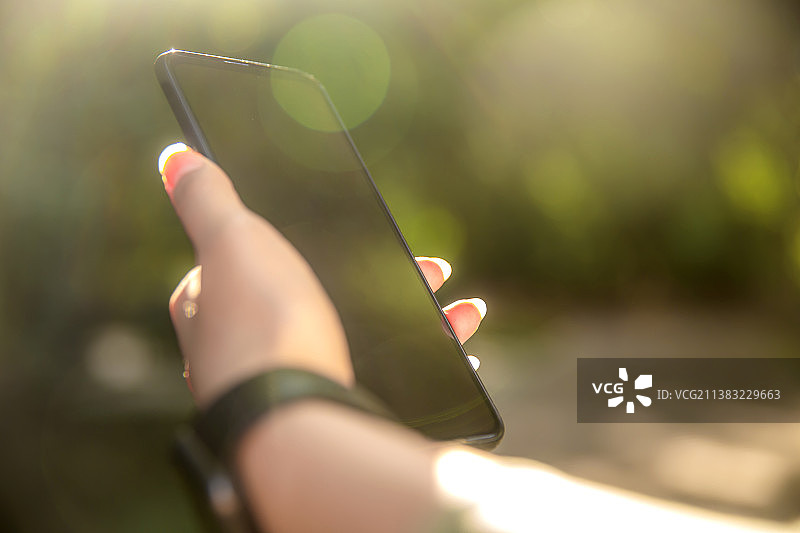 使用手机的年轻女士图片素材