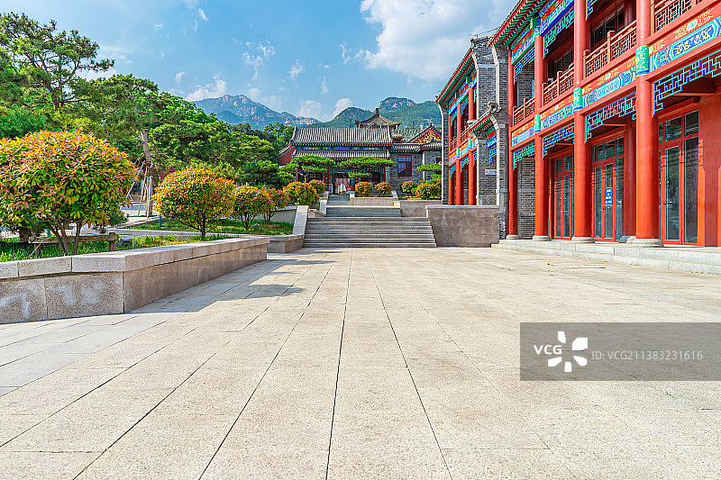 中国城市露台花园公共设施拍摄主题，古典建筑外立面和大理石铺路石，户外无人图像摄影图片素材