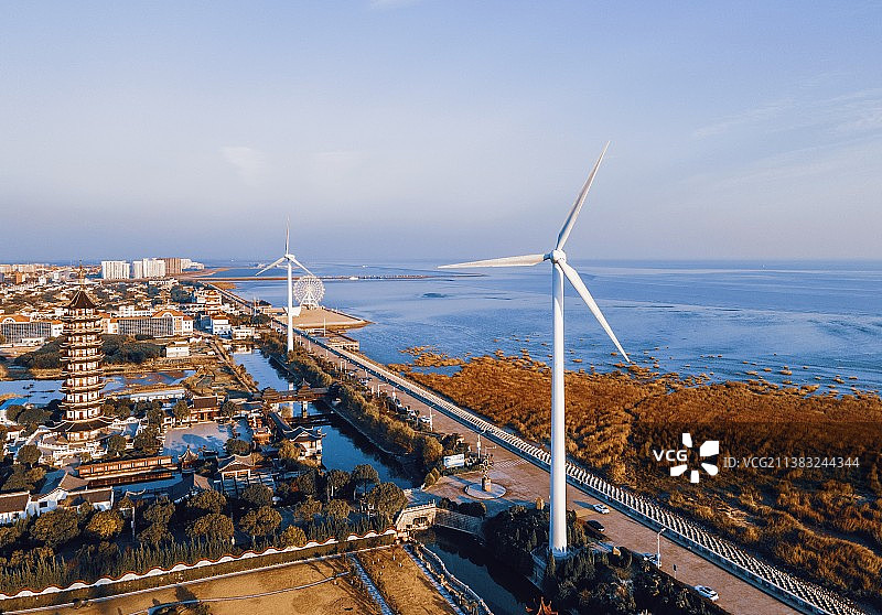 航拍视角下的海湾渔人码头图片素材