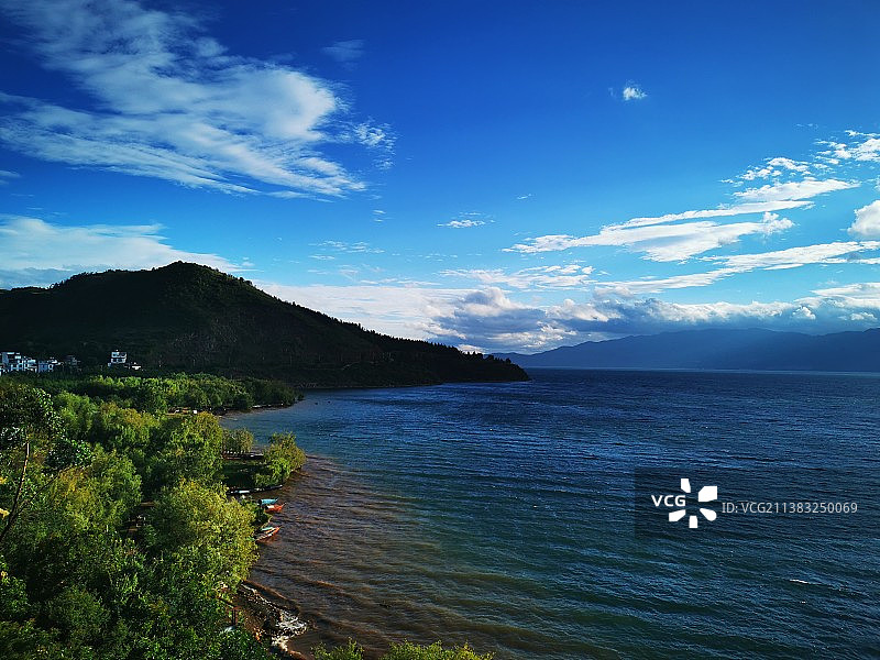 蓝天映衬下的抚仙湖图片素材