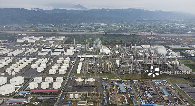航拍清晨的成都彭州石化厂区图片素材