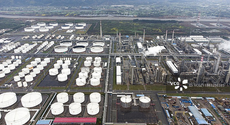 航拍清晨的成都彭州石化厂区图片素材