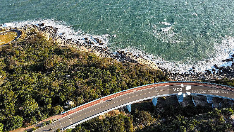 航拍下森林里的高速公路图片素材