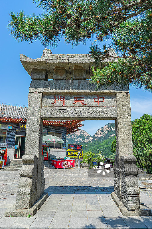 中国非都市风光拍摄主题，山东省泰安市国内著名景点泰山风景区，中天门石头雕刻的牌楼图片素材