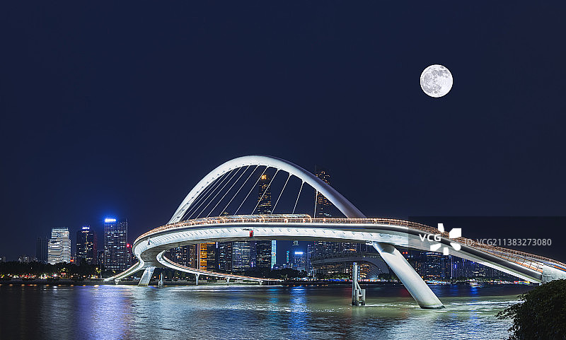 广东省广州珠江航道首座跨江步行桥—海心桥明月夜景图片素材