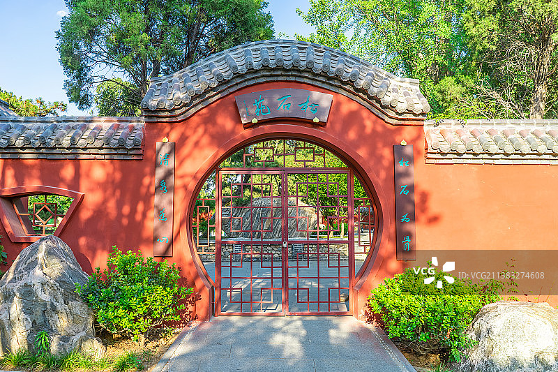 中国山东省泰安市泰山区国内著名景点，虎山公园中式庭院松石苑，古典式随墙门拍摄主题，户外无人图像摄影图片素材
